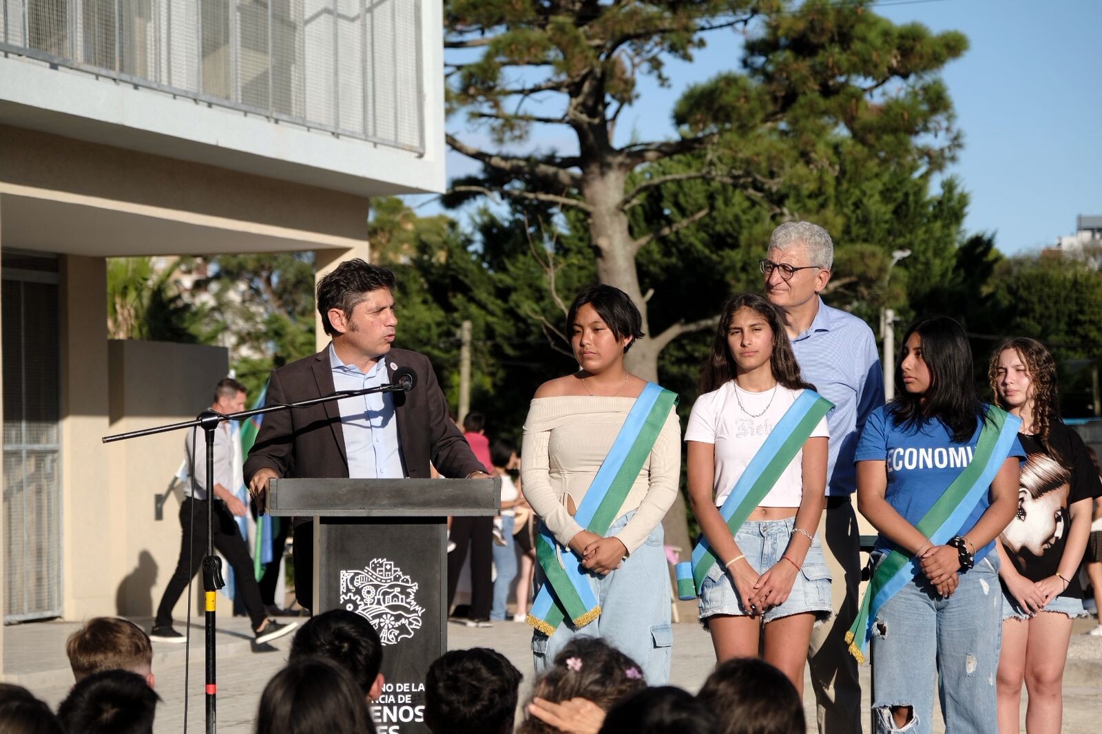 Kicillof inauguró la escuela 5 en Villa Gesell y habló de construir un opción nacional contra Milei
