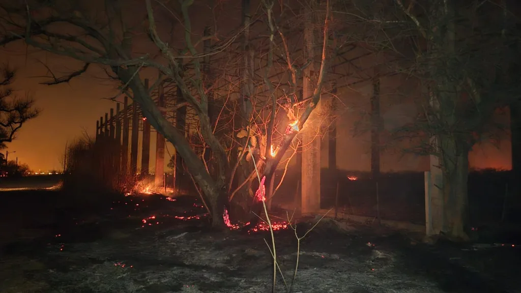 incedios-zona-oeste-4-1024x576.webp Municipalidad de Salta: Equipos municipales trabajan para sofocar un gran incendio en Villa Violeta