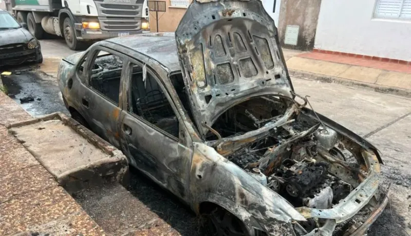 Barrio Guadalupe Oeste: pirómanos incendiaron un auto
