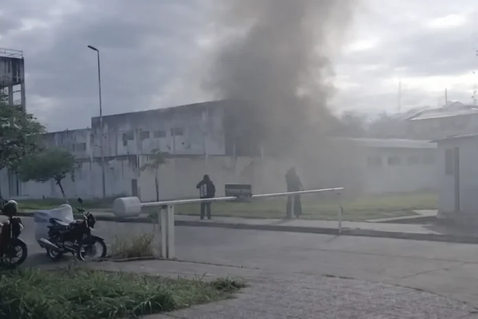 incendio-alcaidia.webp “Una densa humareda y un fuerte operativo: lo que pasó dentro de la Alcaidía generó alarma total”