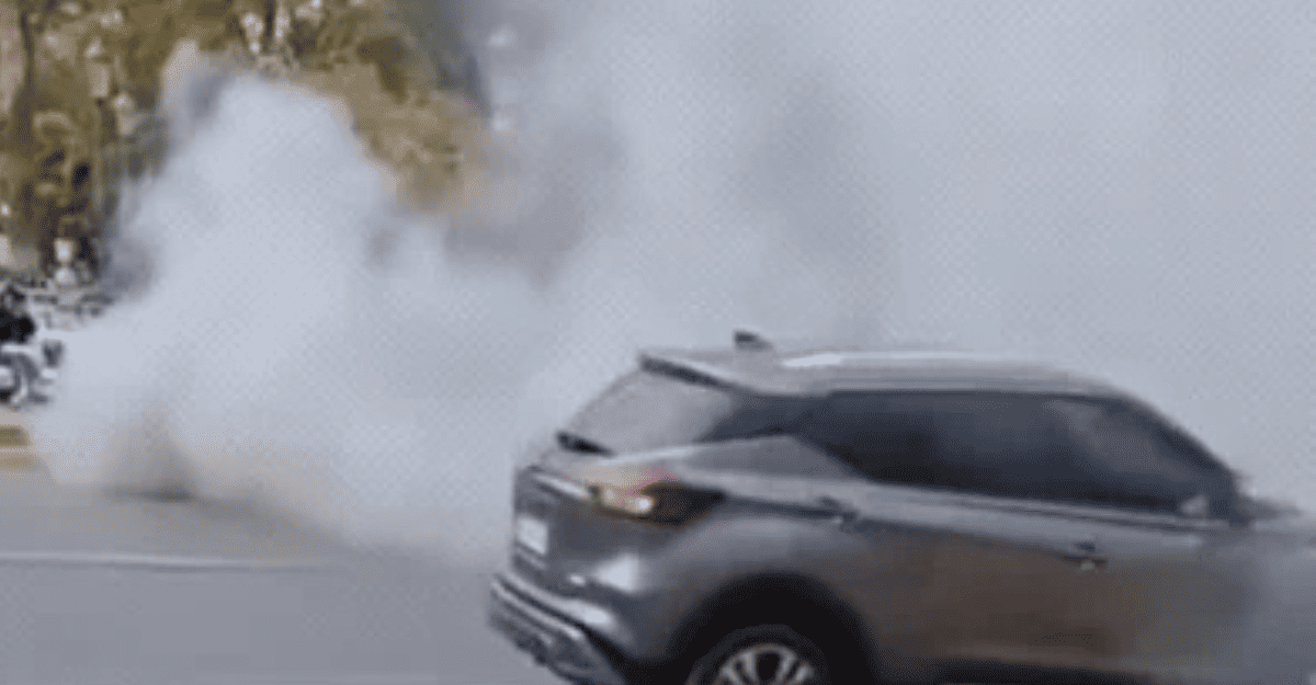 Un auto se prendió fuego en plena Plaza 25 de Mayo: alarma en el centro de San Juan