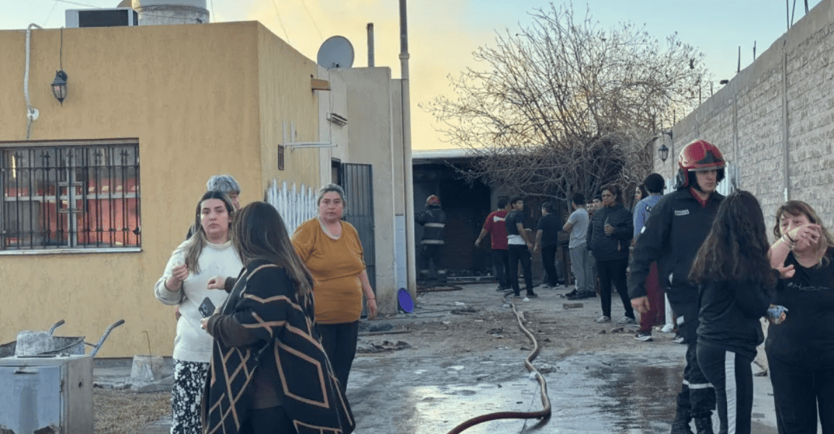 Explosión e incendio en el barrio SITRAVIAP de Rawson: un hombre resultó herido