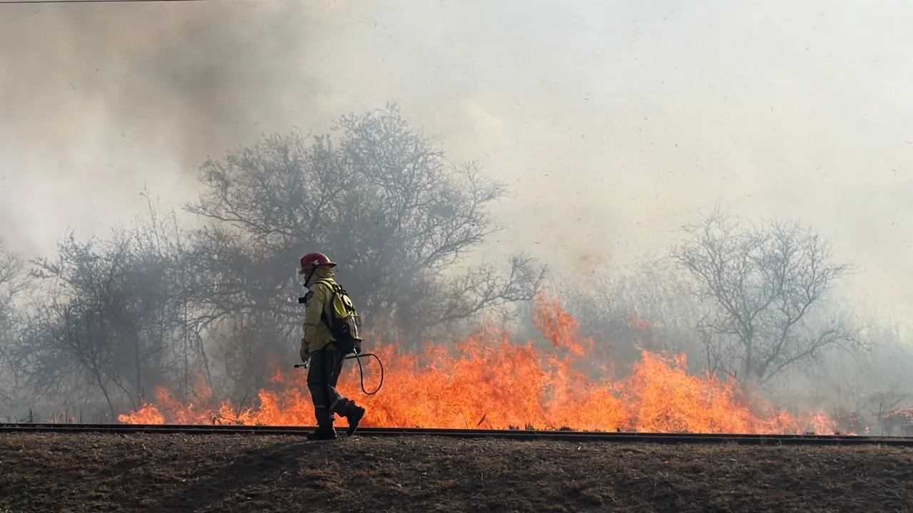 Personal de Protección Ciudadana sofocó un incendio de gran magnitud en la zona sur de Salta