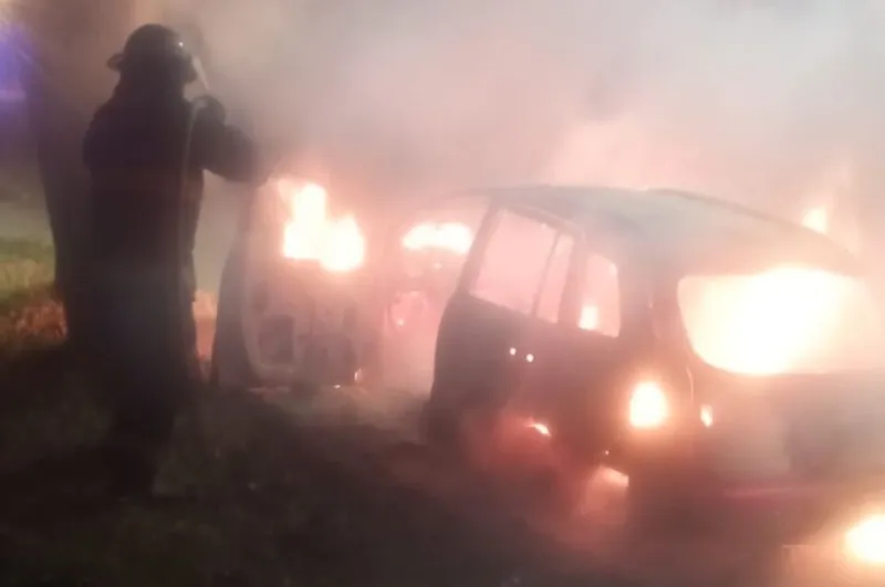 Se incendió por completo un auto esta madrugada en el norte de la ciudad