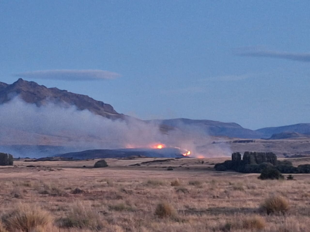 Provincia activó un fuerte operativo para controlar incendio forestal en la zona de Trevelin