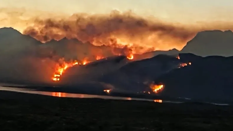 incendios-santa-cruz-1.png EL GOBIERNO AMPLIÓ LA EMERGENCIA ÍGNEA E INCORPORÓ A SANTA CRUZ AL ESQUEMA NACIONAL