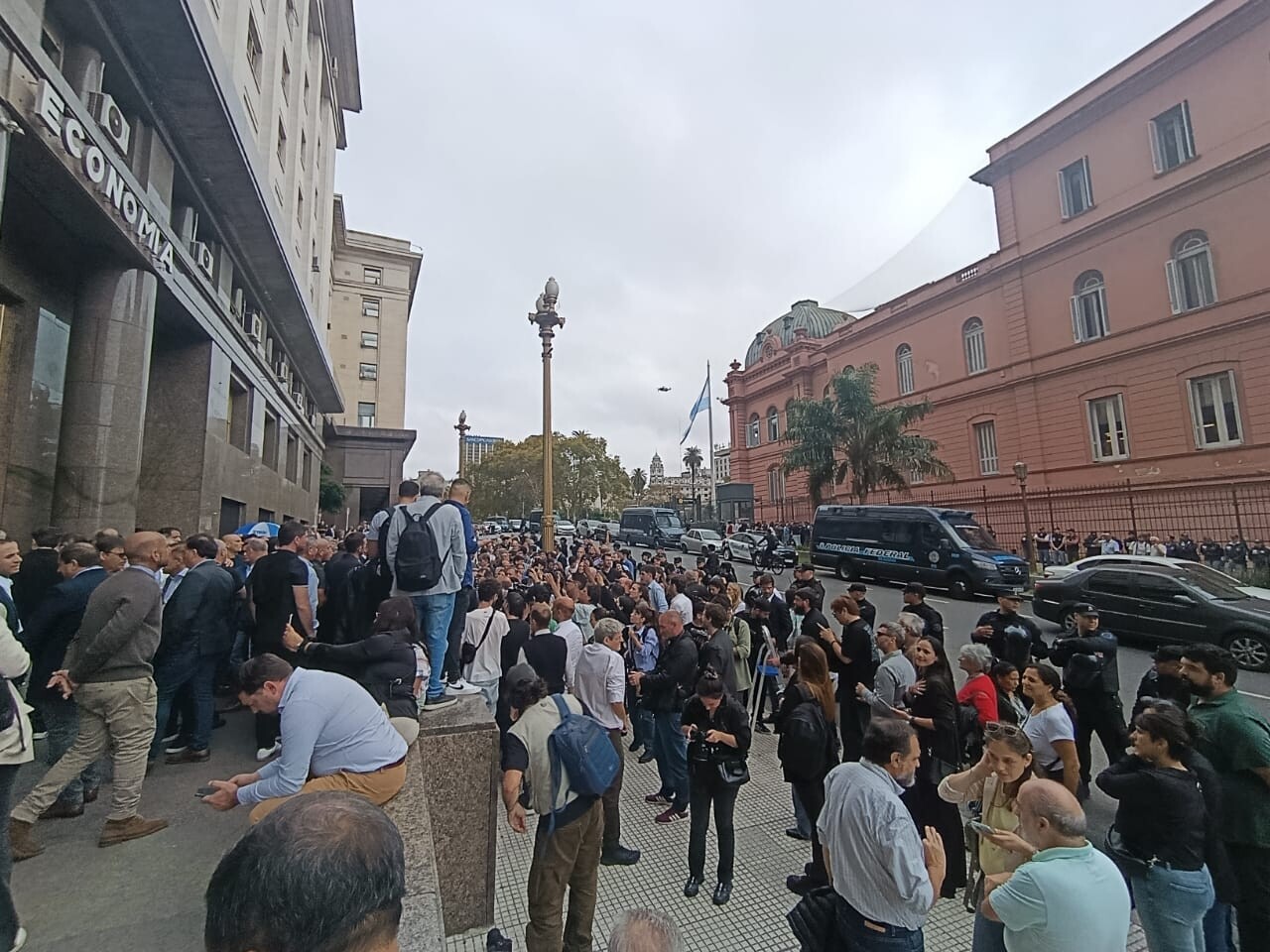 Jefes comunales fueron a llevar reclamos al Gobierno y los recibieron con el protocolo antipiquetes de Bullrich
