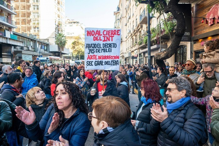 El colectivo cultural marcha al Congreso para salvar al INT