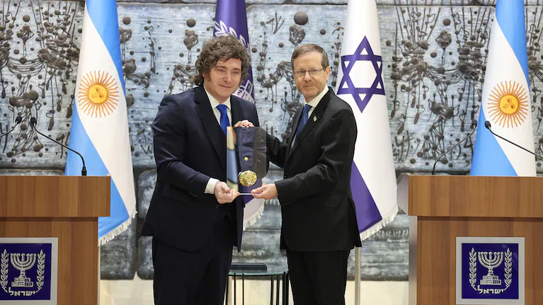 javier-milei-recibio-la-medalla-de-honor-de-su-par-de-israel-isaac-herzog-fuente-efeepaabir-sultan-M57ZBYVVJ5FWHBYU2WGWOQ5SA4.webp