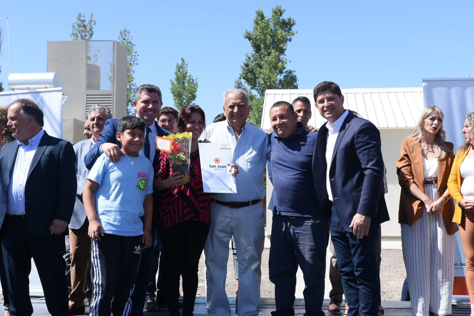 En una emotiva jornada el intendente de Santa Lucia,Juan José Orrego, junto al gobernador de San Juan,Marcelo Orrego,encabezaron el acto de entrega de viviendas en el barrio Puente Rufino, ubicado en las calles Balcarce entre Pellegrini y Libertador