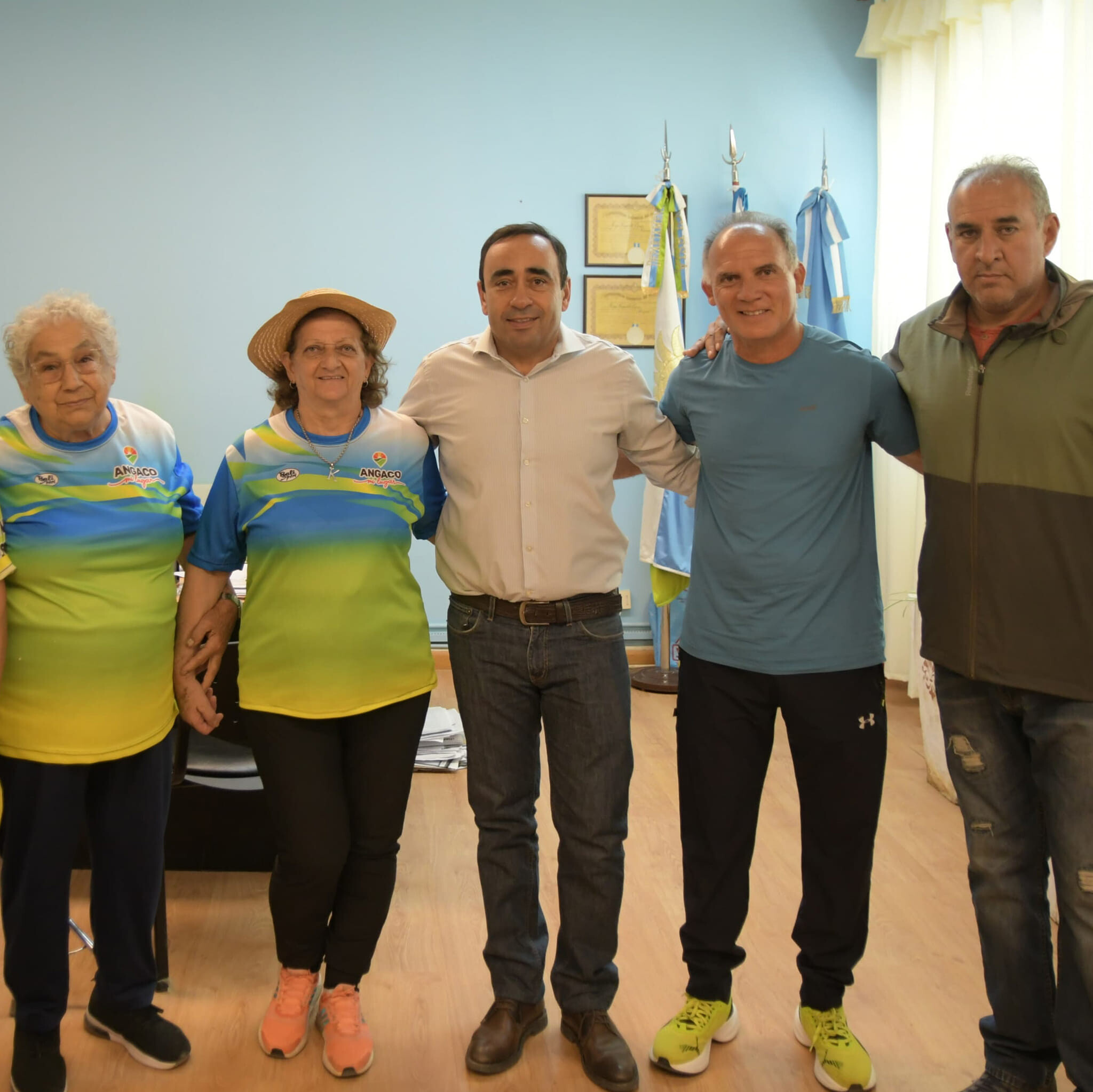 El intendente de Iglesia,Jorge Espejo,recibio  la cordial visita de un contingente de vecinos del departamento de  Angaco