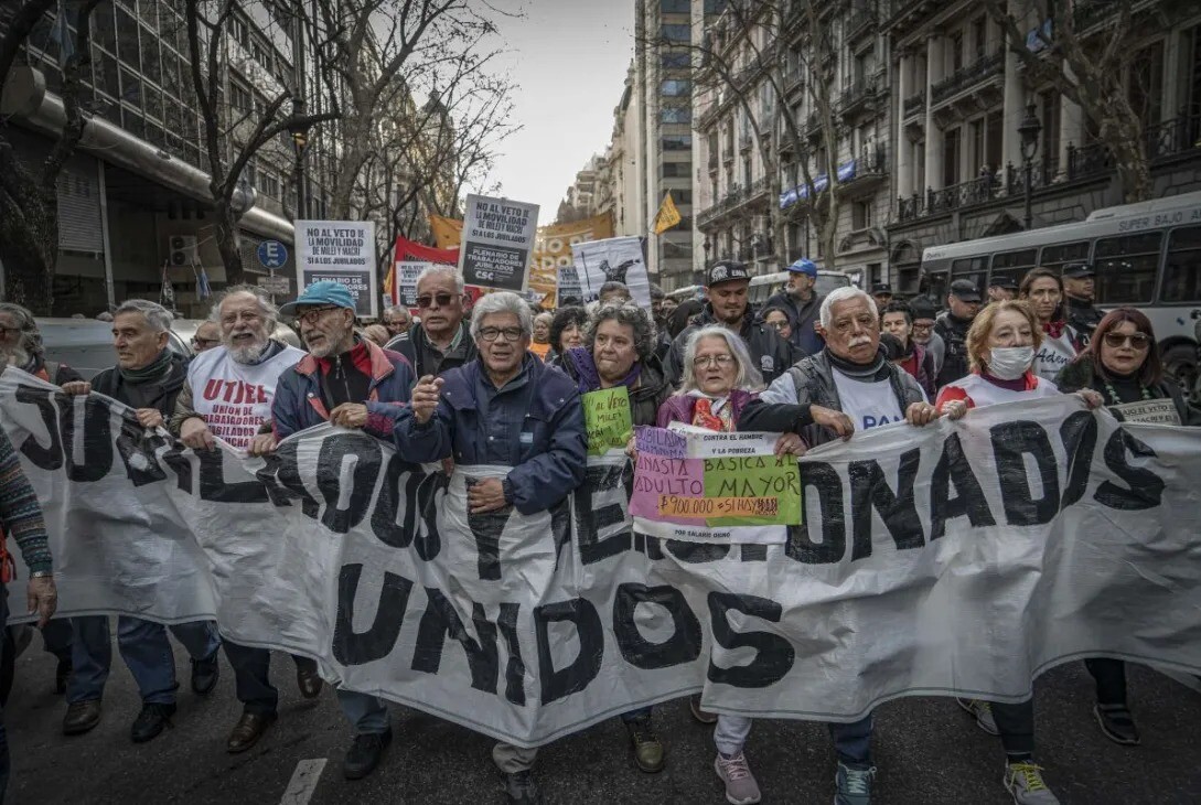 El Gobierno anunció un nuevo bono para jubilados y pensionados, congelado en 70 mil pesos