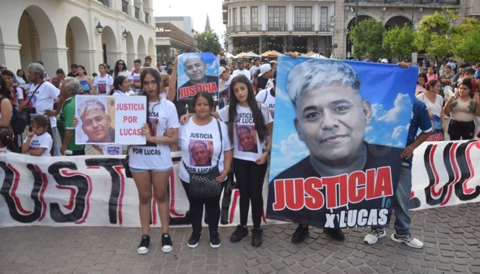 justicia por lucas 2.jpg Exigen justicia por el joven fallecido en el Hospital Ragone: su madre denuncia irregularidades
