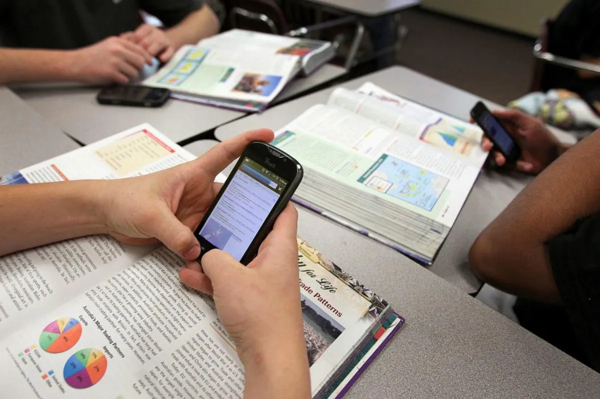 Provincia: Prohíben el uso de celulares en escuelas primarias