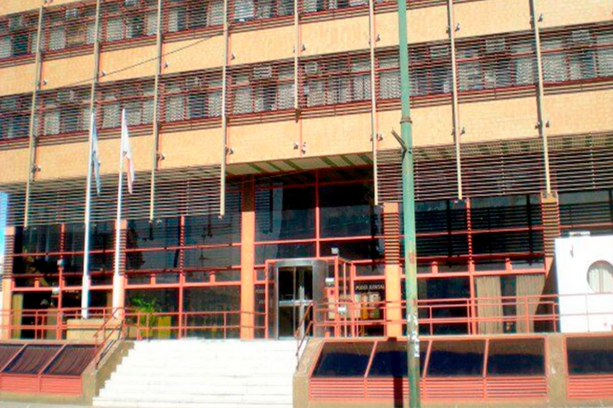 Durante una audiencia, condenado por abuso intentó agredir a la fiscal