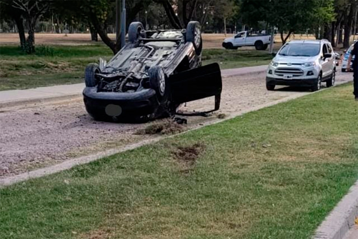 l_1737209226_6236.webp Dos adolescentes resultaron heridos tras el vuelco de un auto en La Paz