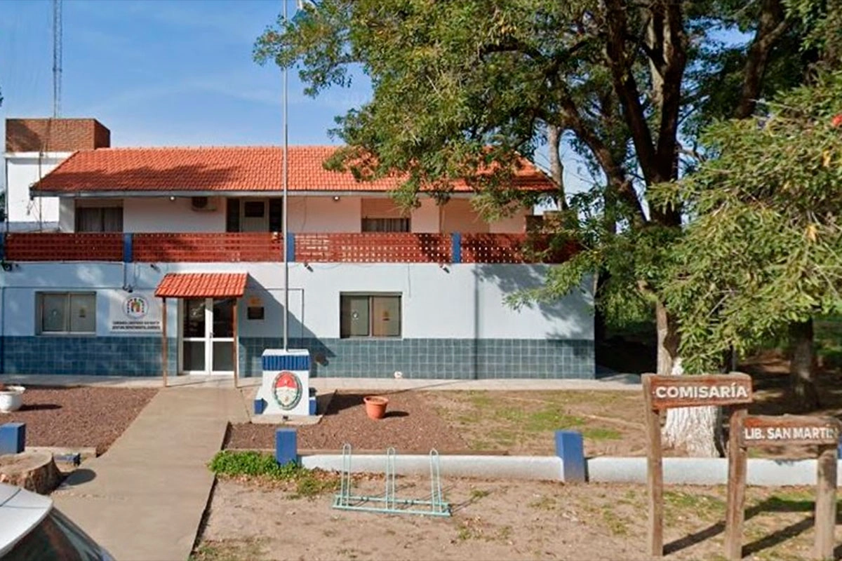 l_1740779012_76377.webp Investigan a cuatro policías por la muerte de un hombre que había sido detenido y era trasladado a la Comisaría