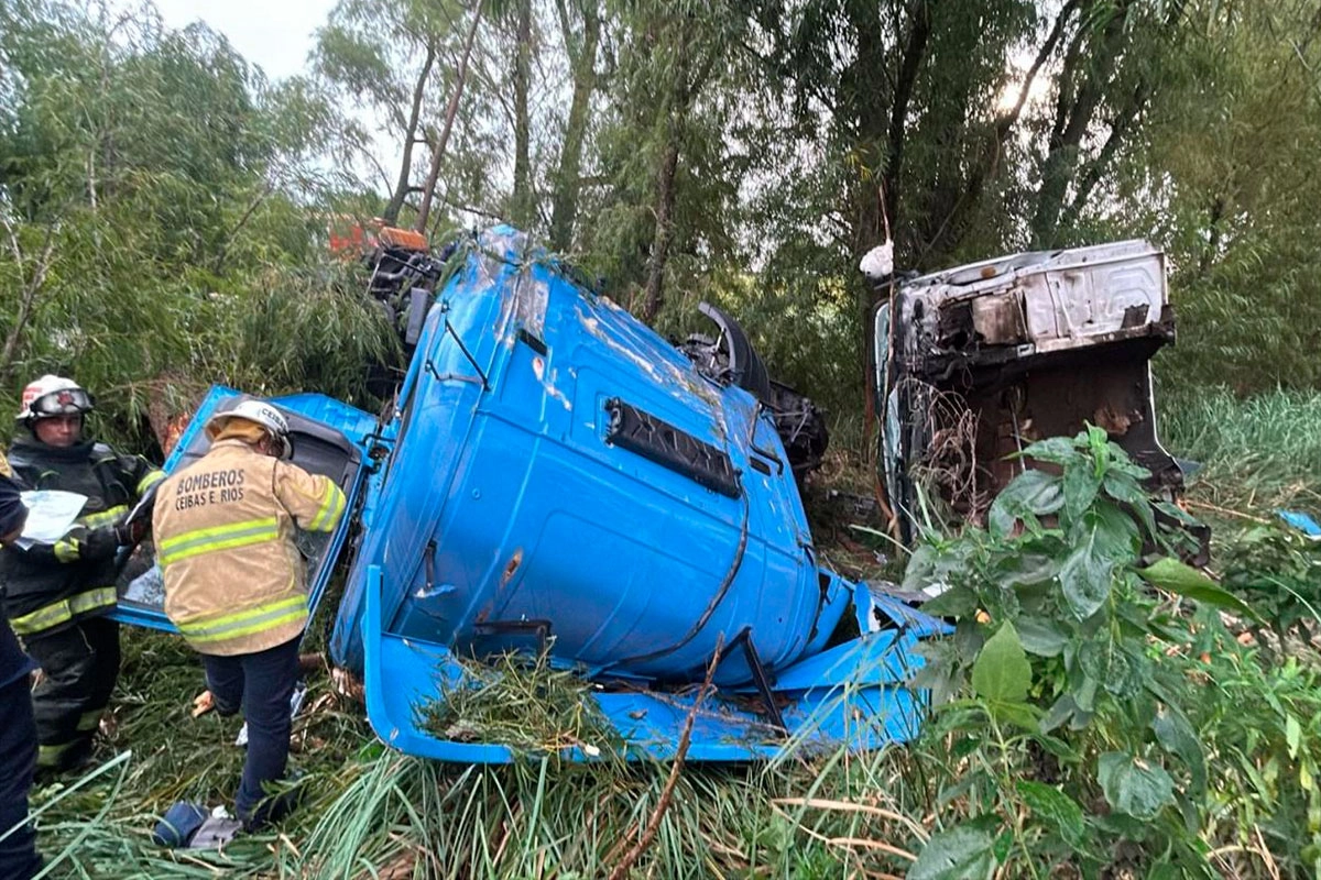 l_1746481040_28379.webp Fatal accidente en Entre Ríos: camionero misionero murió tras despistar y volcar en Ruta 12