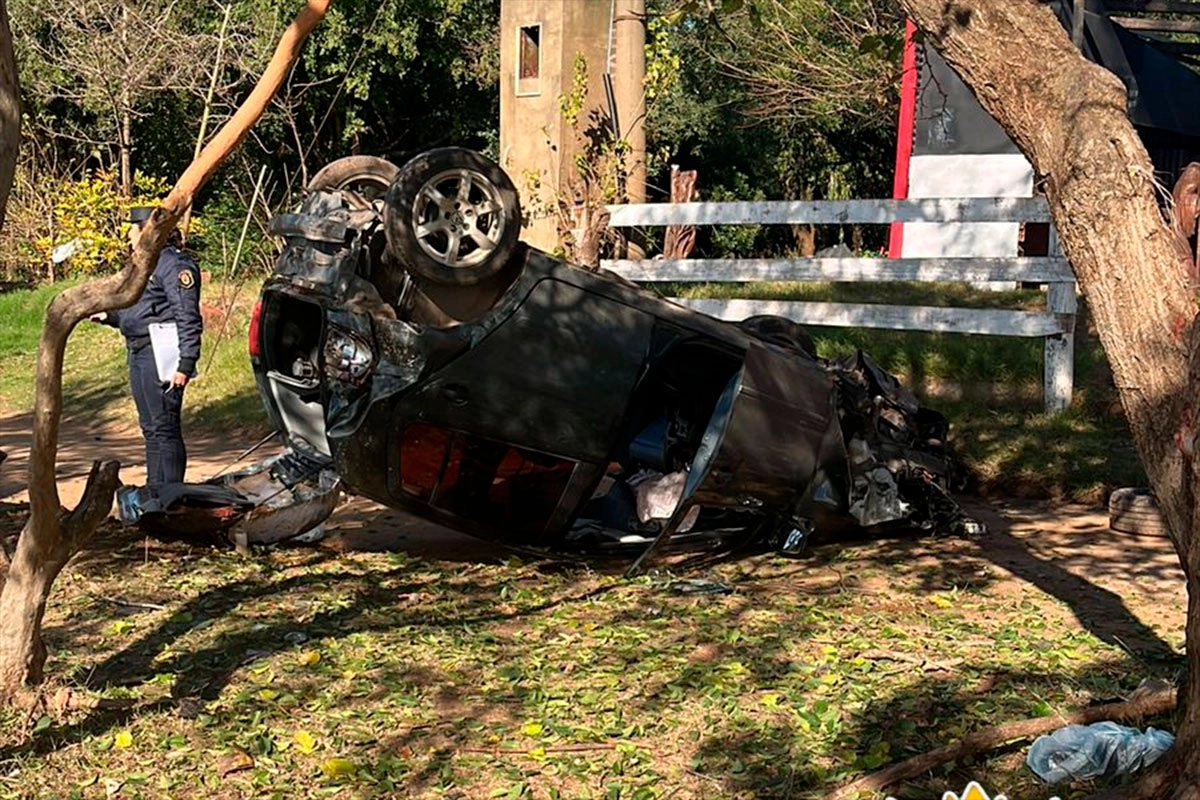 l_1748546974_11665.webp Joven sufrió heridas graves tras volcar su auto en camino costero de Colón