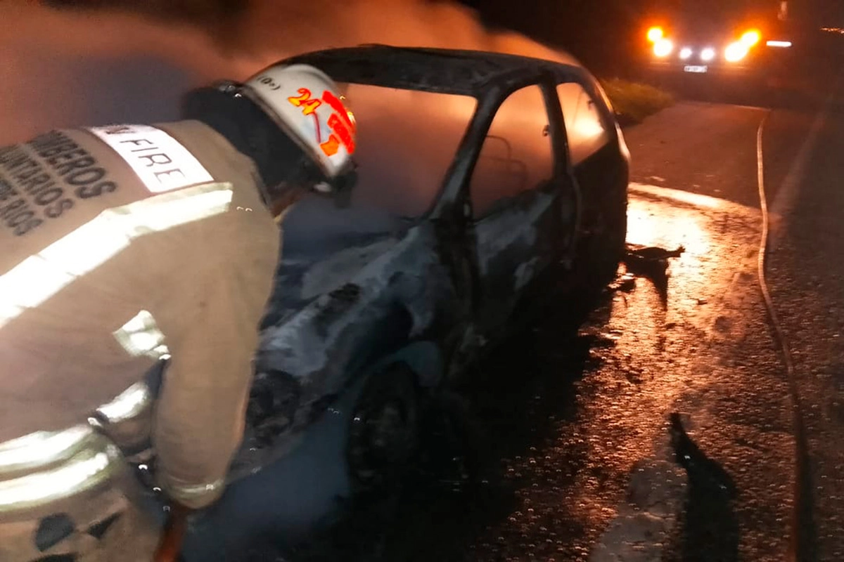 l_1750698918_25596.webp Un auto fue consumido por las llamas sobre autovía 14