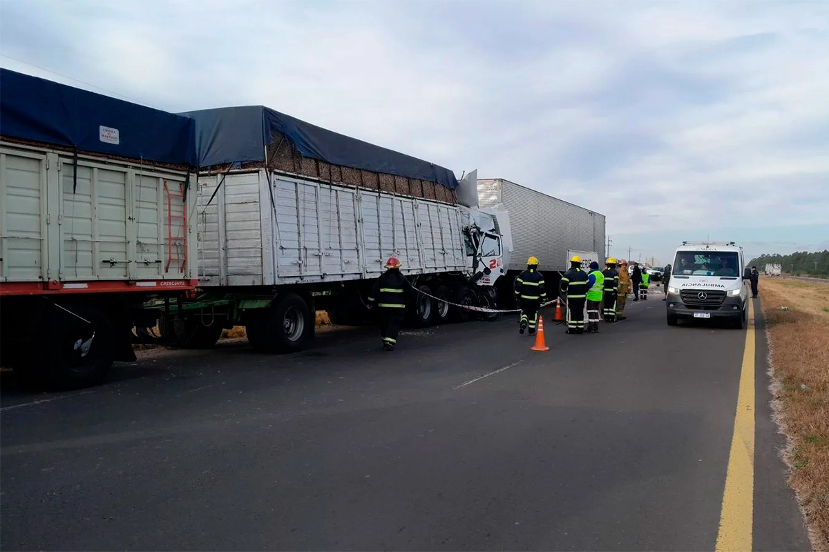 Un fallecido tras choque de camiones sobre Autovía Artigas en Colón