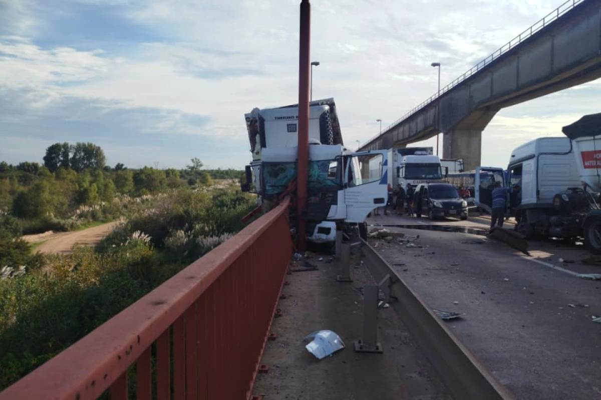 ATENCIÓN: Puente Zárate-Brazo Largo cortado por choque de camiones.