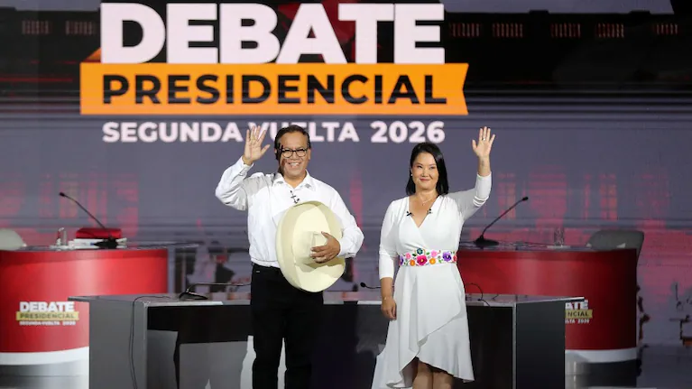 la-candidata-derechista-keiko-fujimori-derecha-y-el-candidato-izquierdista-roberto-sanchez-saludan-durante-el-debate-presidencial-foto-efe-paolo-aguilar-PJ3TK6XX45DHJDSAWXWP6JP3JA.webp