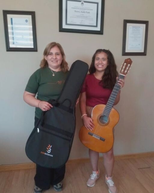 Con un gran gesto de solidaridad la intendenta de San Martin,Analia Becerra, hizo el aporte de un instrumento musical a una artista del departamento.