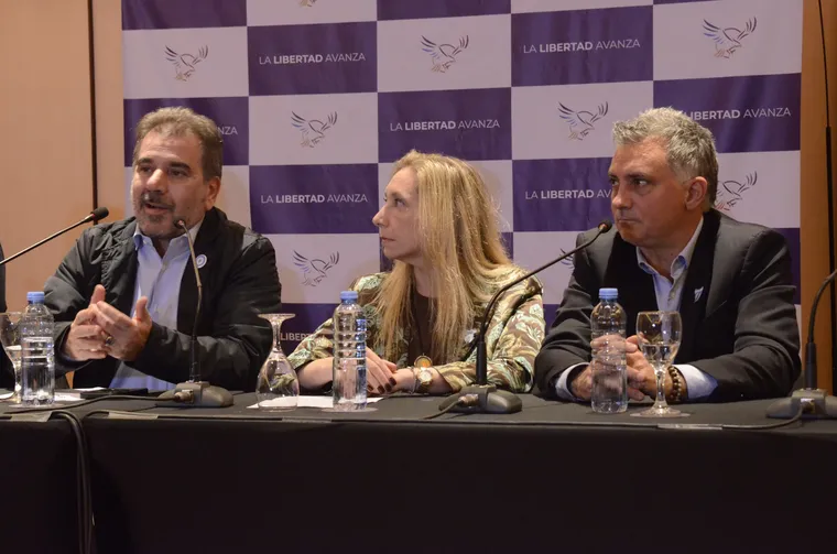la-libertad-avanza-y-el-pro-oficializaron-su-alianza-electoral-cristian-ritondo-karina-milei-y-sebastian-pareja.webp