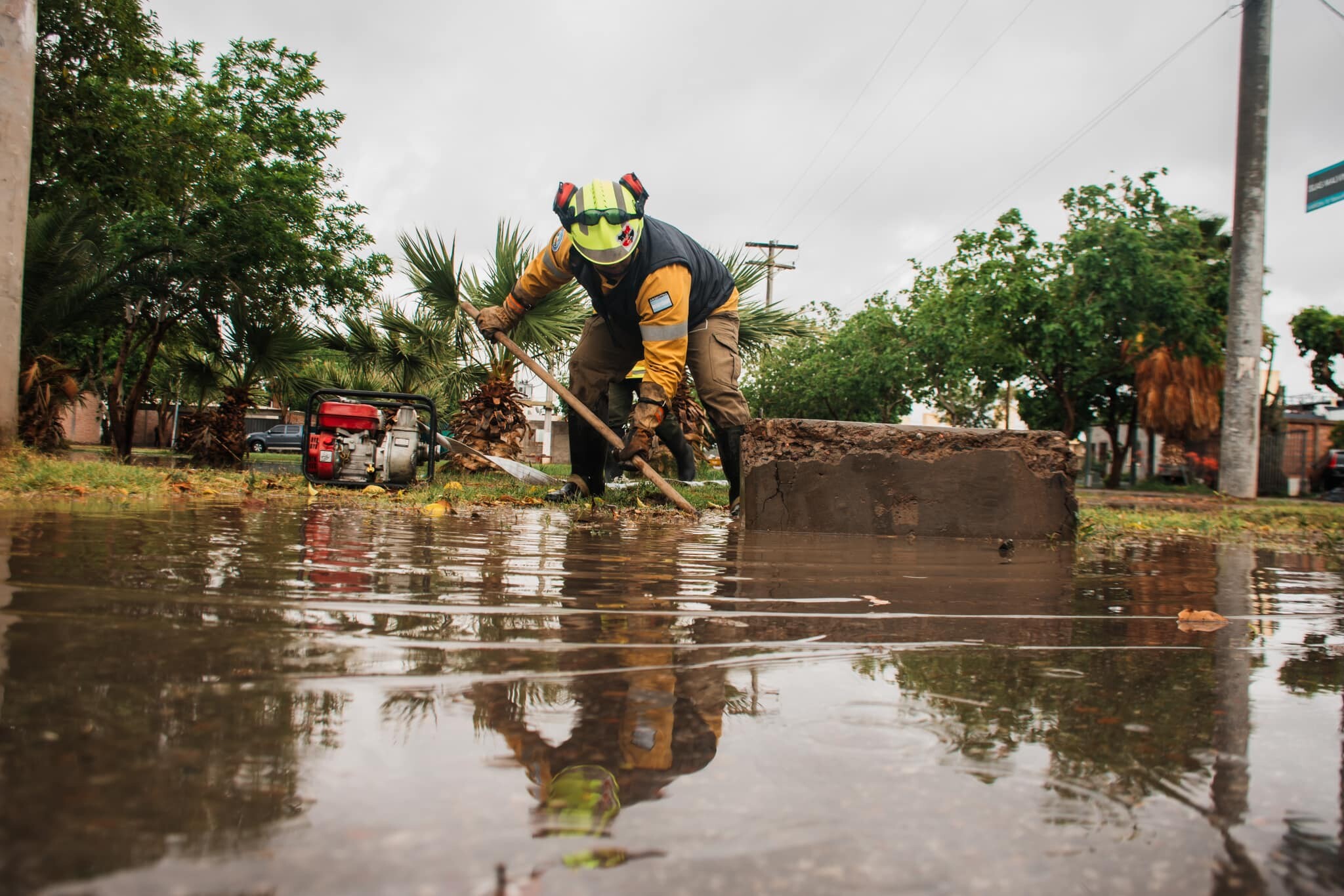 La Municipalidad de la Ciudad de Rawson, a través de la Dirección de Abordaje Territorial, dependiente de la Secretaría de Desarrollo Humano Integral, debido a las intensas lluvias registradas en la jornada del martes 8 y la madrugada del miércoles 9, se ha brindado asistencia alrededor de 400 familias todo el departamento.