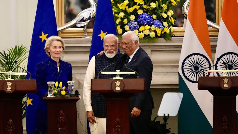 la-presidenta-de-la-comision-europea-ursula-von-der-leyen-izquierda-junto-al-primer-ministro-indiio-narendra-modi-centro-y-el-titular-del-consejo-europeo-antonio-costa-derecha-foto-ap-F6LLK5KLYBFLNAAZ7CA7CYE5V4.jpg