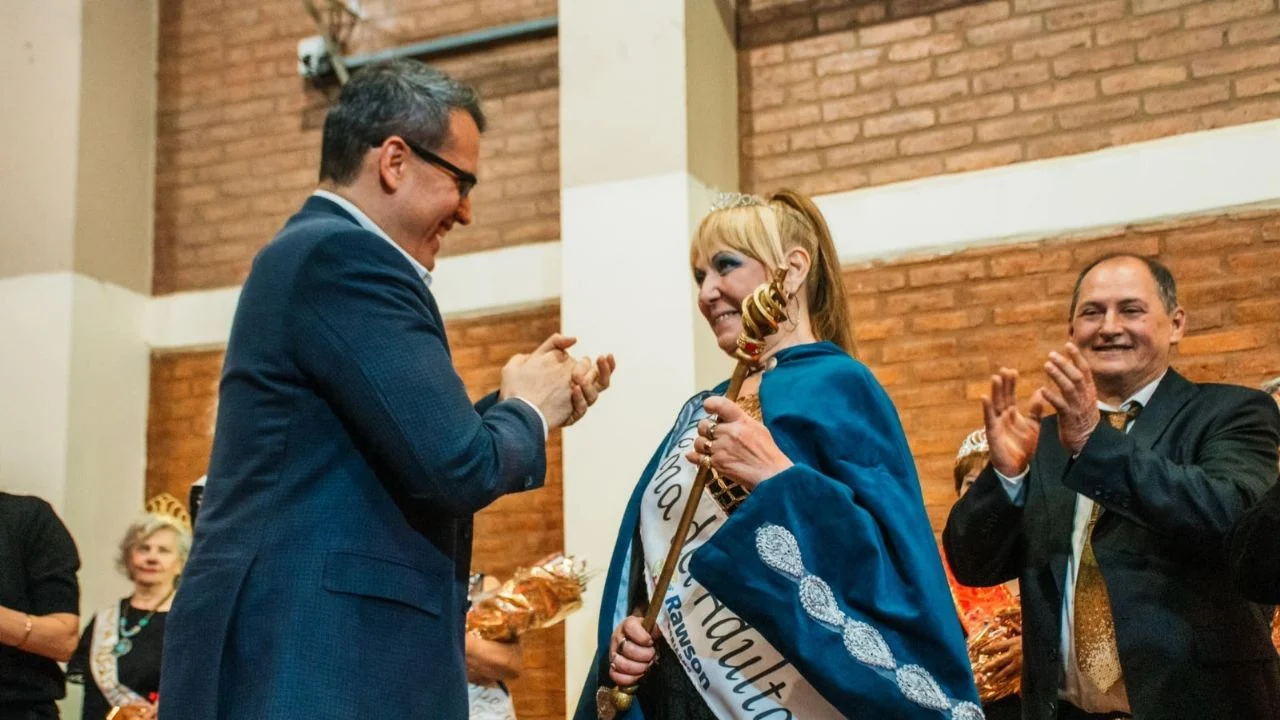 En una tarde llena de emociones y alegría, Mónica Lujan Bontempo, de 63 años, fue coronada como la nueva Reina del Adulto Mayor de Rawson.