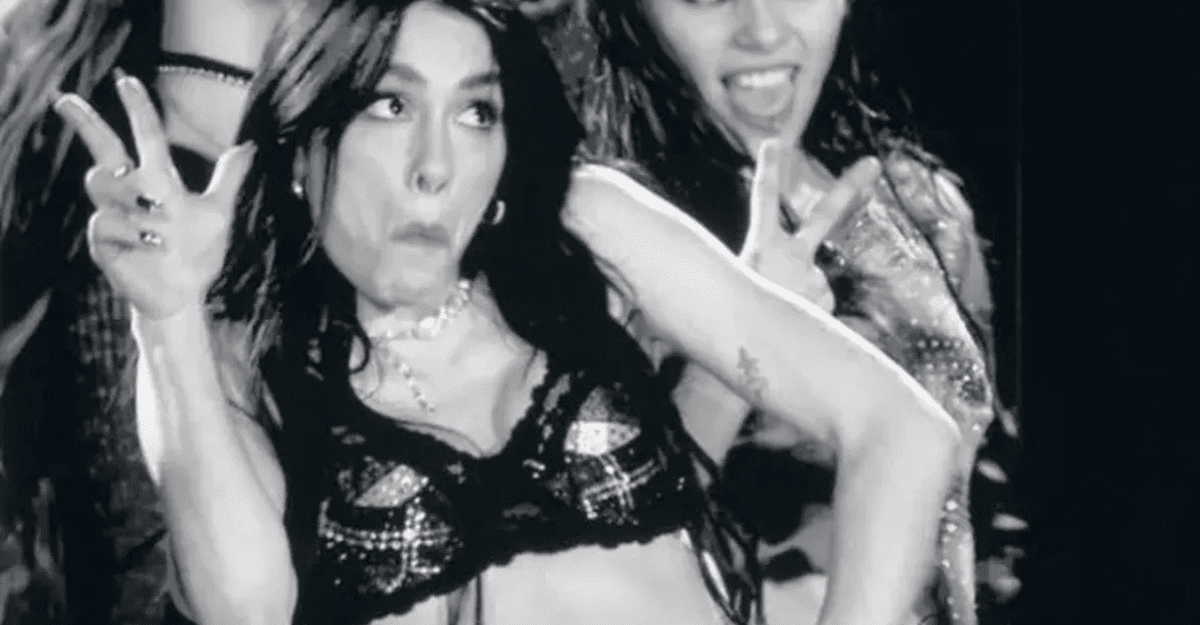 Lali Espósito volvió a ser viral con su nuevo tema «Payaso y Fanatico » con tres dedos en alto, aludió a las coimas de Karina