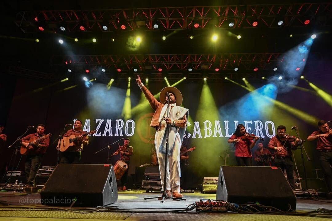 ENTREVISTA A LÁZARO CABALLERO EL CANTAUTOR QUE UNE A NUESTROS PUEBLOS EN EL TEATRO GRAN REX