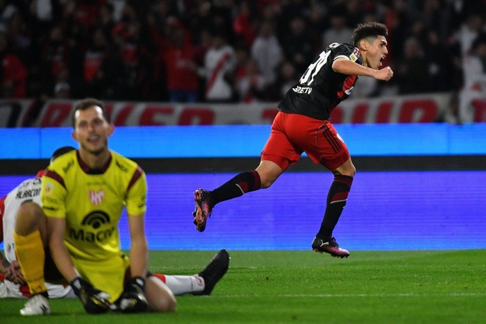 River se reoxigena, gusta y golea. Racing se trajo tres puntos del Kempes