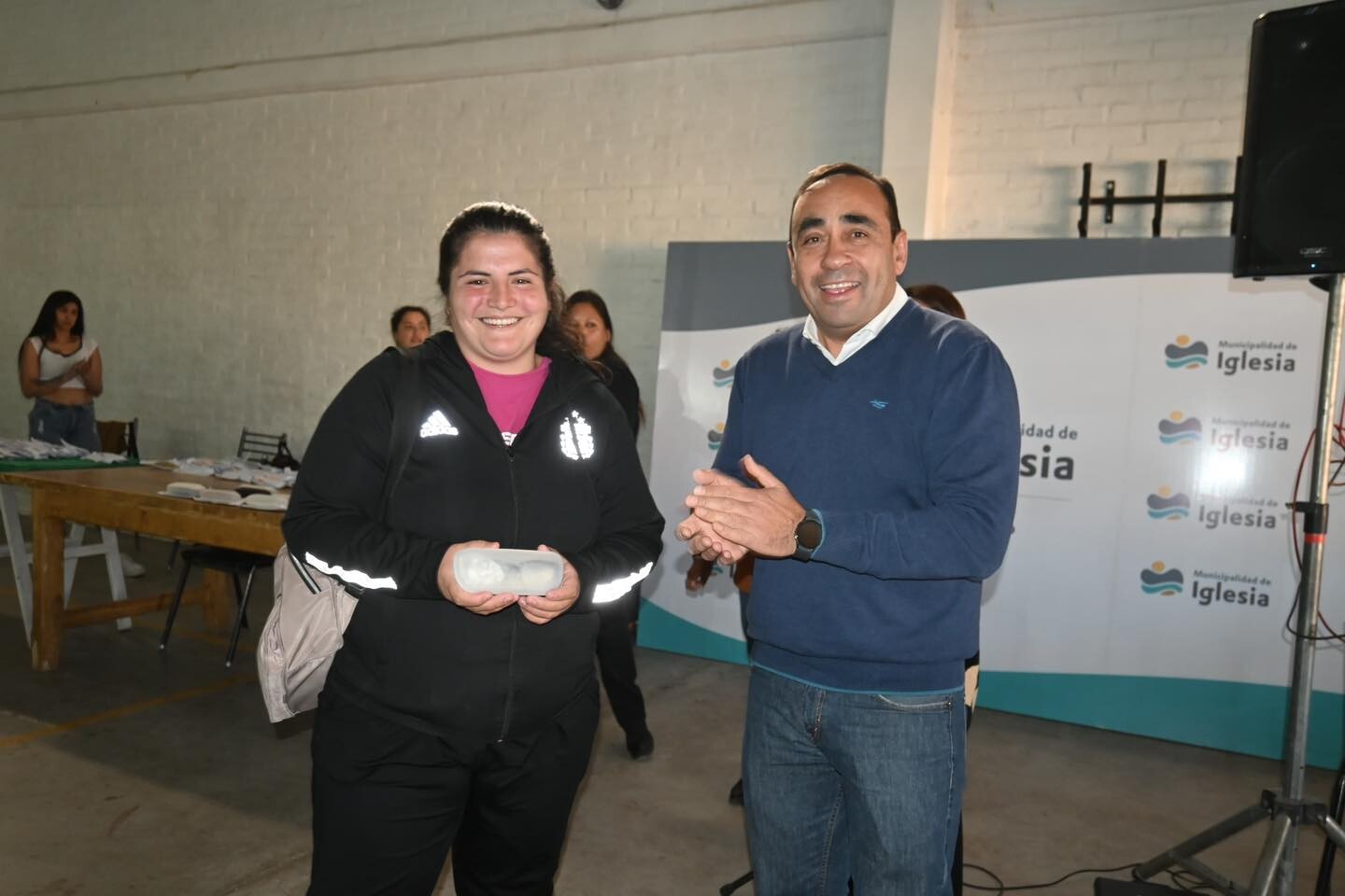 En el Polideportivo Municipal de Rodeo se hizo entrega de los primeros lentes que gracias al esfuerzo conjunto del Municipio y la Fundación Oxígeno, beneficiaran a alrededor de 300 vecinos.