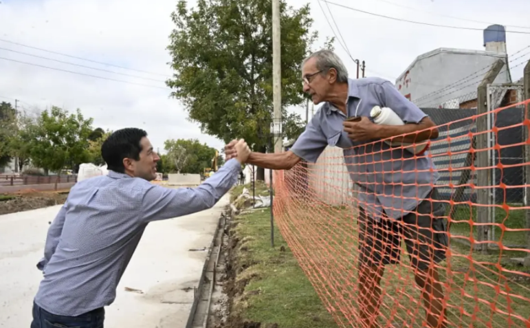 Nardini visitó la obra de repavimentación de la calle Hooke en Grand Bourg