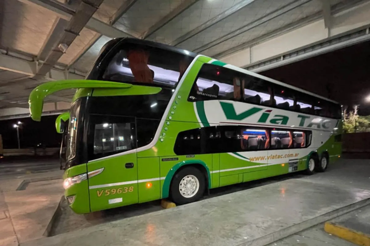 Un micro que viajaba hacia Tandil terminó en la banquina tras la descompensación del chofer