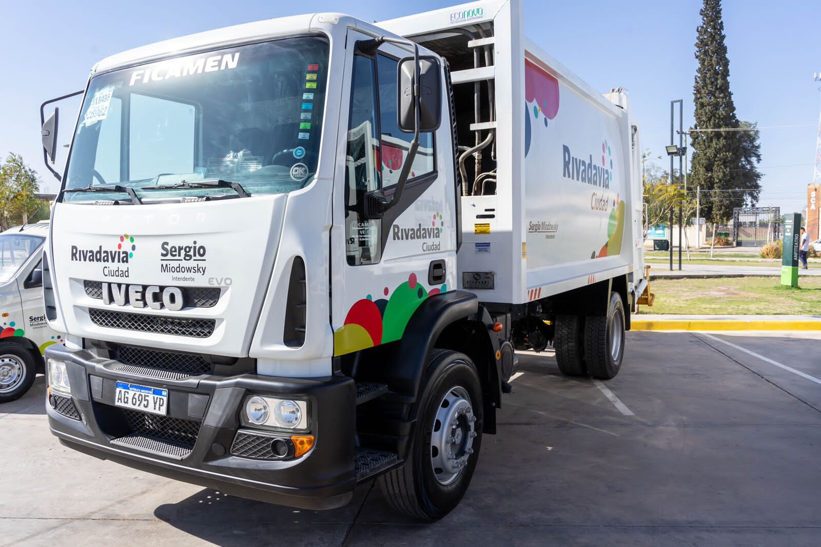 El municipio de la ciudad de Rivadavia llega con un nuevo  Operativo Especial de Limpieza  a seis barrios en este cierre de octubre y comienzo de noviembre.