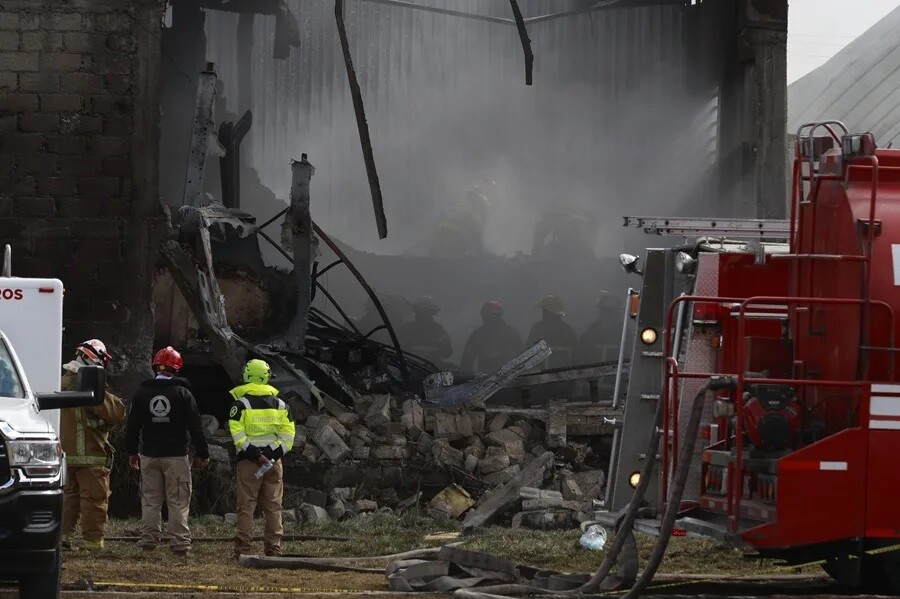 ll.jpg Al menos seis muertos tras la caída de un jet privado en el centro de México
