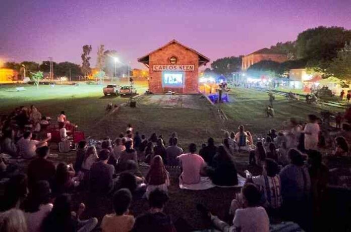 Lujan: Regresa el Bici Cine a Carlos Keen con un verano cultural imperdible