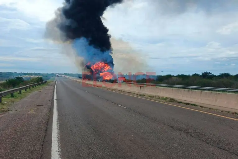 Chocaron un camión cisterna y un auto en la Ruta Nacional 14 y el tránsito está cortado en Gualeguaychú.