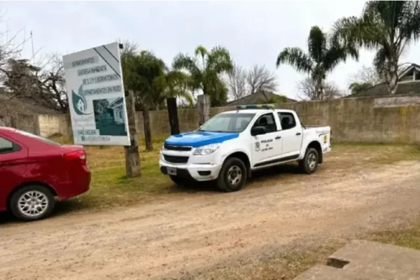 Una oficial policial de 26 años fue hallada gravemente herida .