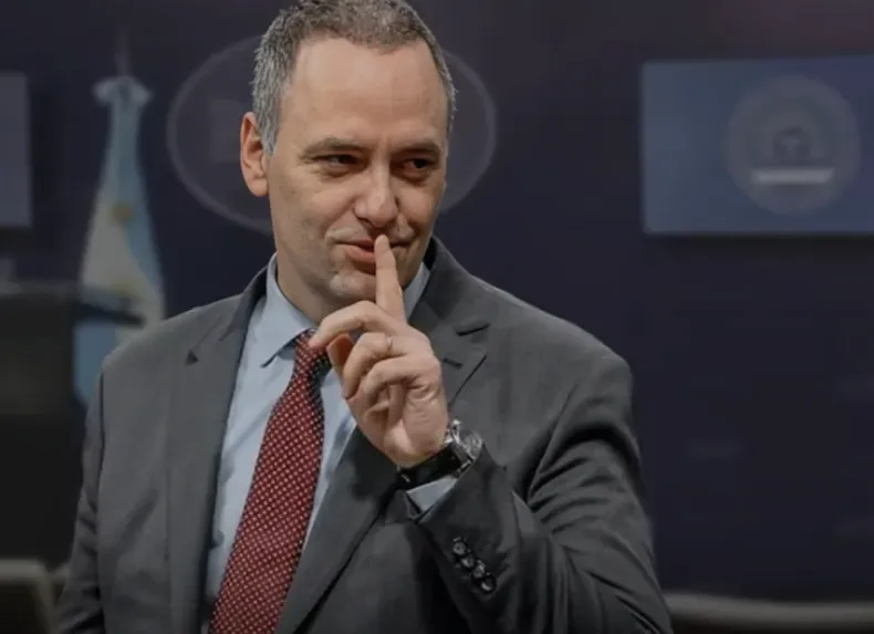 Adorni sostuvo que la presencia de su cónyuge no representa una irregularidad administrativa. Afirmó que fue invitada por Presidencia y que las delegaciones actuales son las más reducidas en comparación con gestiones anteriores del Gobierno nacional. “Yo quería que mi mujer me acompañe y fue invitada de Presidencia, punto. El resto de las explicaciones ya las di. No hay nada malo ni nada que aclarar. Incluso acá hay mujeres de otros funcionarios. Es normal que uno viaje con su esposa”, expresó el exvocero en una entrevista para Infobae, agregando como argumento: “Es el momento ideal para pegarme. Venimos de arrasar en las elecciones. Mostramos todo lo hecho y lo que viene». «Abrimos la Argentina a un mundo de inversiones desconocido para el país en treinta años. Hay sectores de la política y empresarios de la vieja guardia que no quieren que a la Argentina le vaya bien. Esto pasó muchas veces, como con la mujer de Sturzenegger, hace poco, cuando fue criticada sin razón. Es parte del juego, pero estamos para otra cosa, no para discutir pequeñeces», continuó. Resultados del Argentina Week Durante el evento en Estados Unidos, el funcionario mantuvo reuniones con directivos y empresarios interesados en el clima de negocios en el país. El jefe de Gabinete resaltó la expectativa generada en sectores financieros internacionales tras los encuentros realizados. «Me impresionó la cantidad de gente, empresarios y CEOs interesados en la Argentina, tanto argentinos vinculados como empresarios que no lo están. La expectativa real sobre el país es fuerte. Hacemos hincapié en mostrar cómo está la Argentina hoy y en explicar por qué creemos que es sostenible. Lo primero que se pregunta cualquier inversor es qué pasará en dos años, cuando haya elecciones», señaló. El objetivo central de la misión oficial es exponer las reformas económicas implementadas durante los últimos meses. Manuel Adorni enfatizó que se busca transmitir previsibilidad a largo plazo, independientemente de los resultados de futuros procesos electorales en la Argentina. «Antes, en campaña, prometíamos un país mejor, pero no teníamos resultados. Ahora sí, y buscamos que cuestiones como la estabilidad macroeconómica, la defensa de la propiedad privada y el orden en las calles no se discutan más», aseveró. Inversiones y marco legislativo El interés de los capitales extranjeros se concentra en áreas estratégicas como energía, minería, inteligencia artificial y el sector agropecuario. Los inversores consultaron específicamente sobre la vigencia del RIGI y la modernización laboral impulsada por el Ejecutivo. Según el funcionario, la aprobación de normativas pendientes en el Congreso resulta clave para concretar proyectos de inversión de gran escala. «Muchos ya están interesados. Otros esperan la aprobación del RIGI, que implica miles de millones de dólares pendientes. Hubo buena recepción de la modernización laboral, tema principal para muchos. Hoy, en la Cámara de Comercio Americana, destacaron que ahora se respeta a rajatabla las reglas del juego», puntualizó. Perspectivas económicas Desde el Gobierno nacional proyectan realizar nuevas ediciones del Argentina Week para fomentar la llegada de capitales. El funcionario del triangulo de hierro mileista señaló que la estabilidad macroeconómica y el orden público son ejes centrales para garantizar la rentabilidad de las empresas. «El país era inviable porque las reglas se cambiaban en medio del juego. Ahora hay mucha expectativa y algunos pendientes por aprobar, sobre todo en farma y agro, dos sectores clave. El Presidente dijo que esos temas se resolverán rápido en el marco del acuerdo. Hay mucha tranquilidad con la nueva fuerza legislativa», . “Este ya es un evento exitoso. En esta ventana mostramos una Argentina seria, con oportunidades de inversión y alta rentabilidad. Energía, minería, servicios, inteligencia artificial y agro son sectores con gran potencial. El Presidente siempre dijo que cuanto antes lleguen, mayor rentabilidad obtendrán», concluyó Adorni.