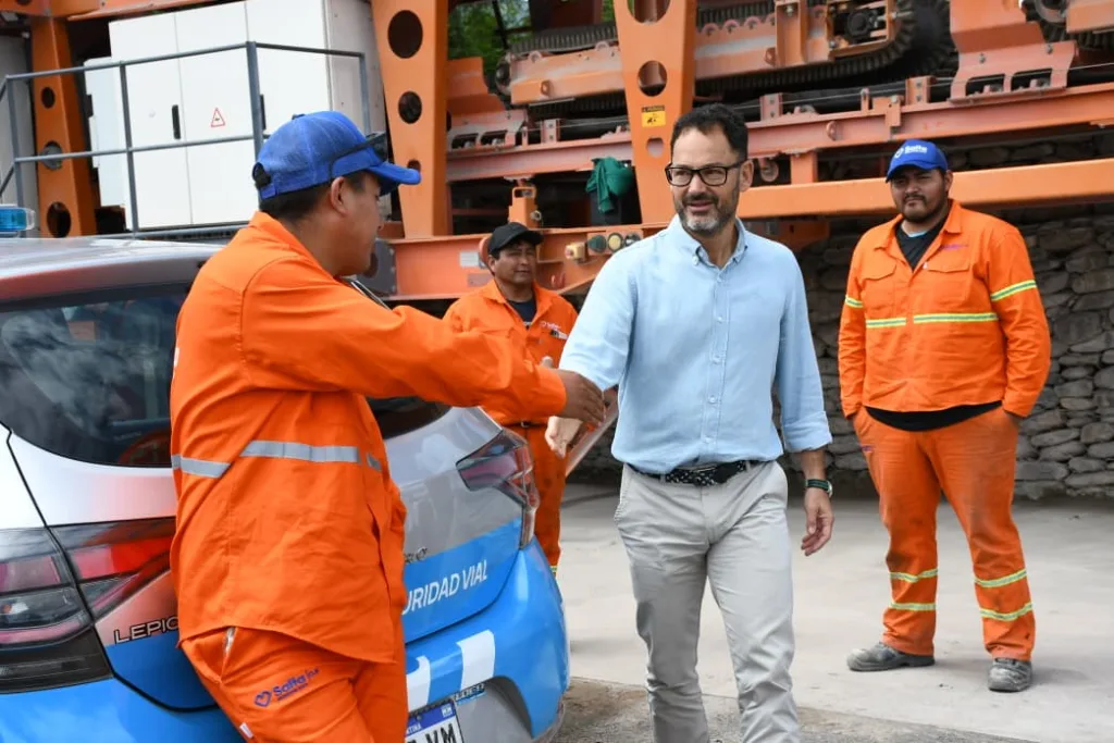maquinaria-municipal-4-1024x683.webp El intendente entregó nuevos vehículos para fortalecer el parque automotor municipal