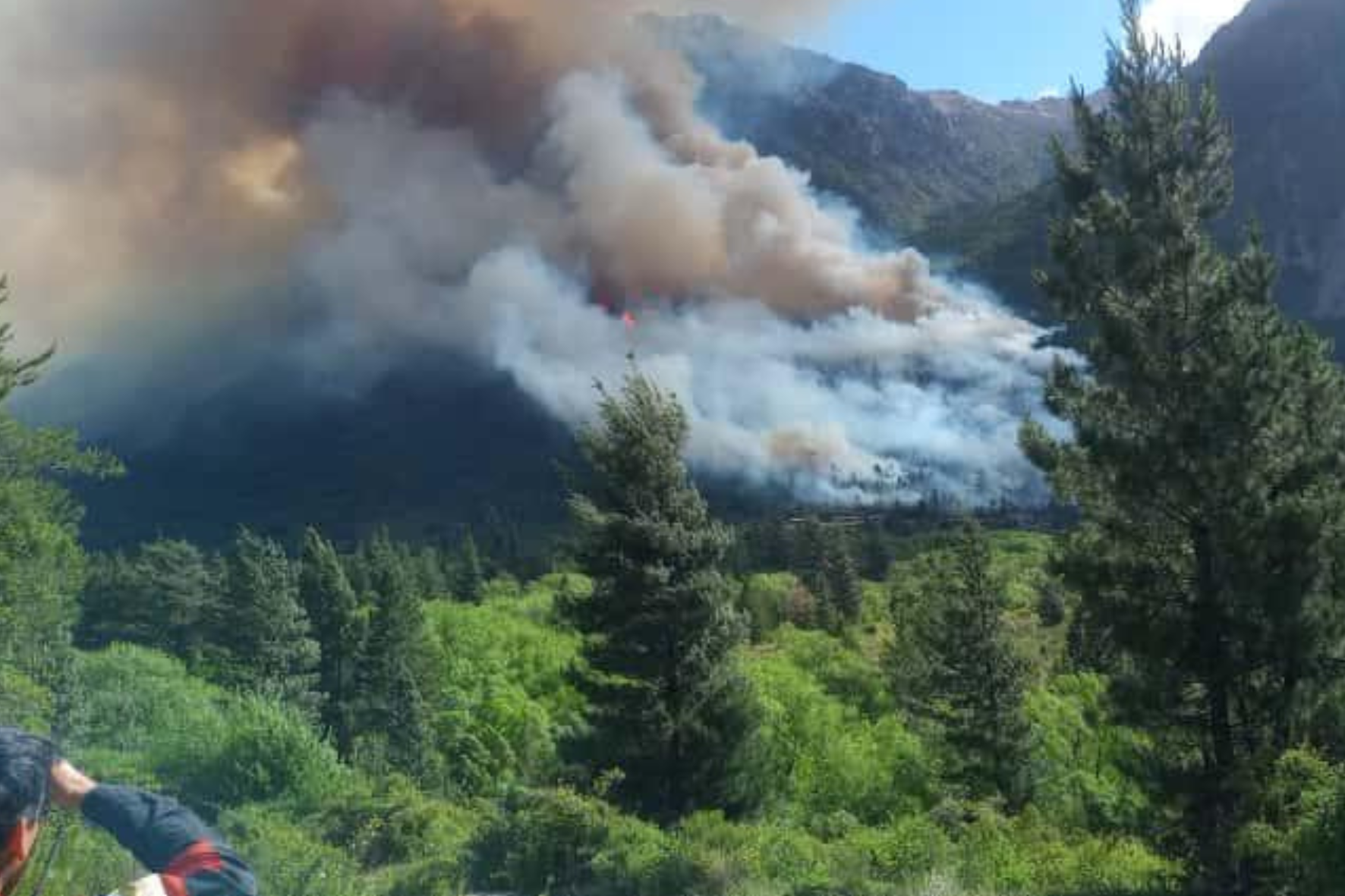 Bomberos y brigadistas combaten los focos ígneos detectados en Epuyén y Dique Florentino Ameghino