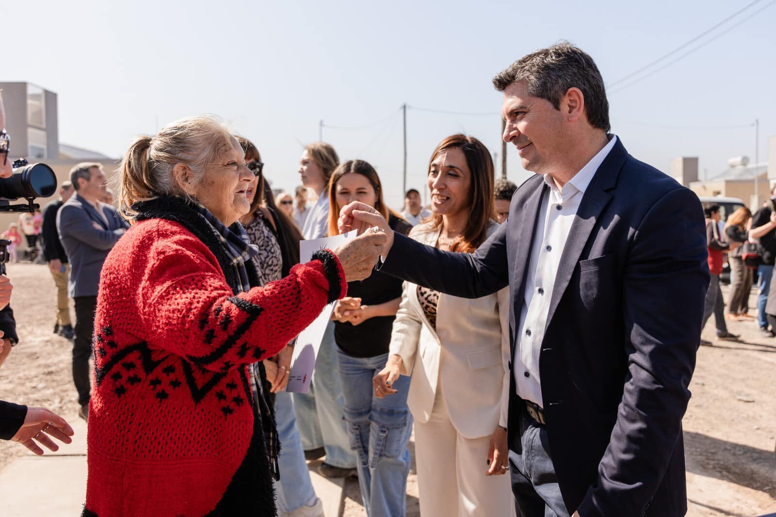 El gobernador Marcelo Orrego entregó la llave de su nueva casa a 204 familias del barrio El Algarrobo de Caucete