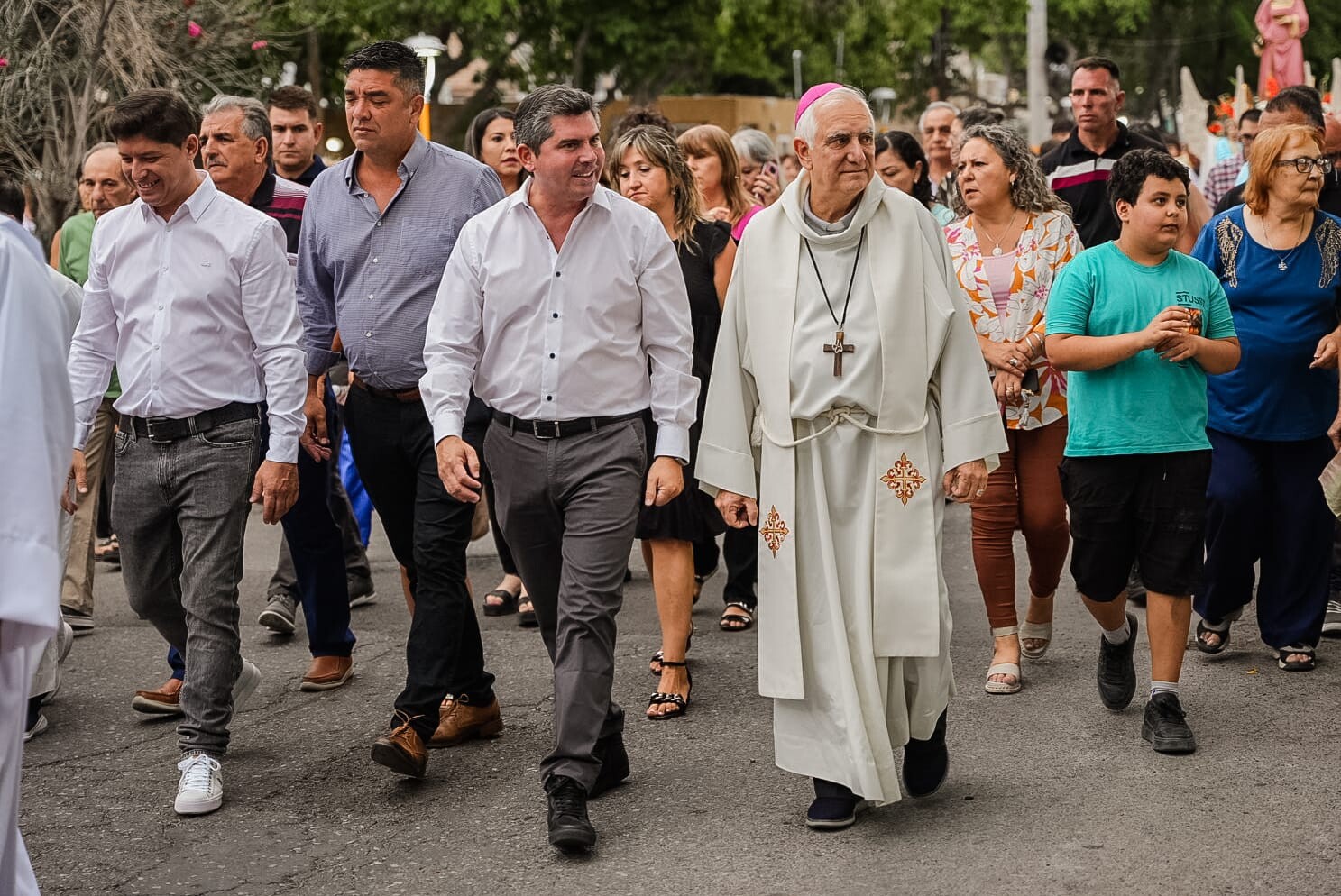 SANTA LUCÍA: El gobernador Marcelo Orrego participó de la procesión en honor a la patrona del Departamento