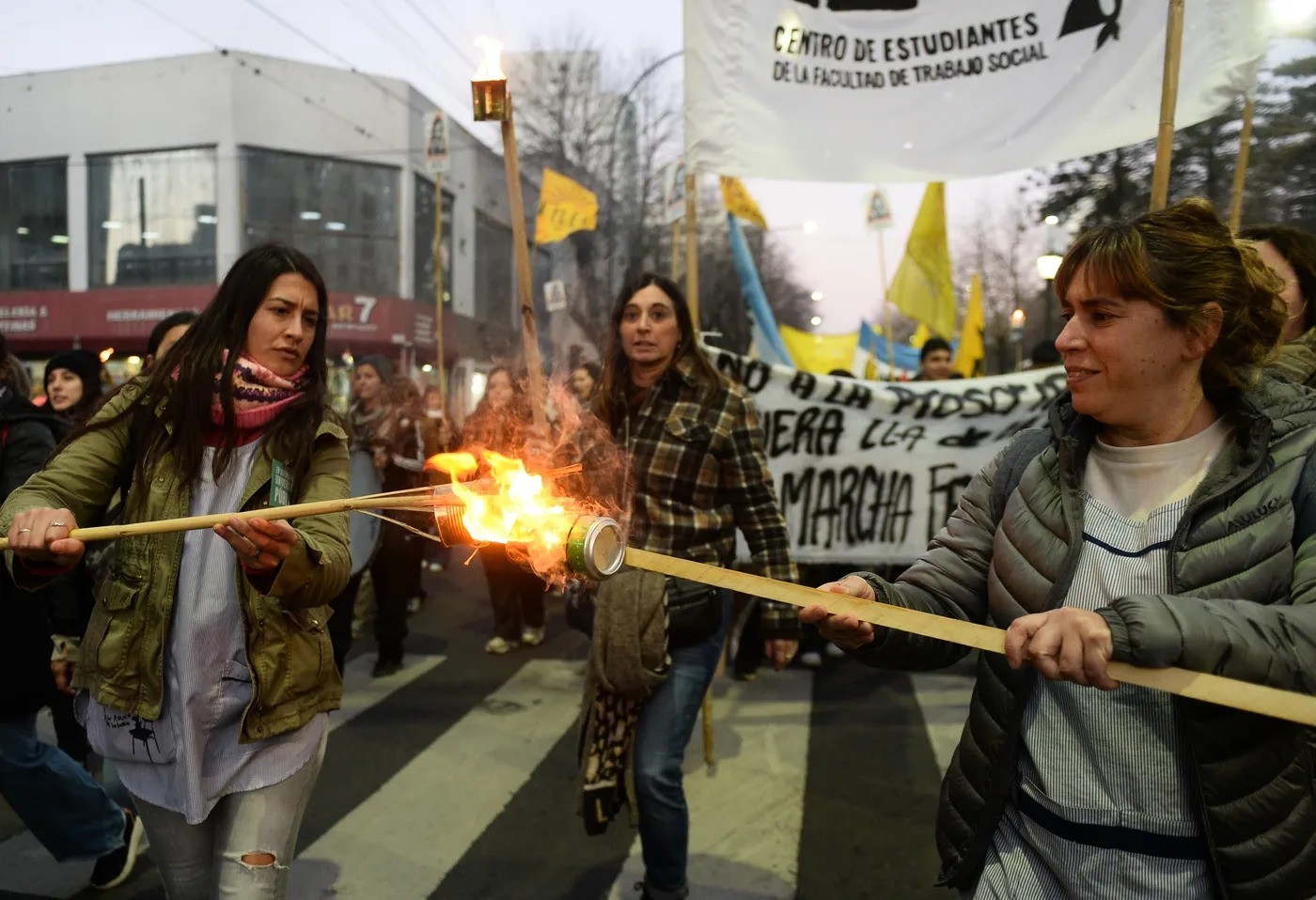 Con una masiva marcha de antorchas, los docentes de la UNLP volvieron a reclamar salarios dignos Docentes, estudiantes y nodocent Con una masiva marcha de antorchas, los docentes de la UNLP volvieron a reclamar salarios dignos Docentes, estudiantes y nodocent