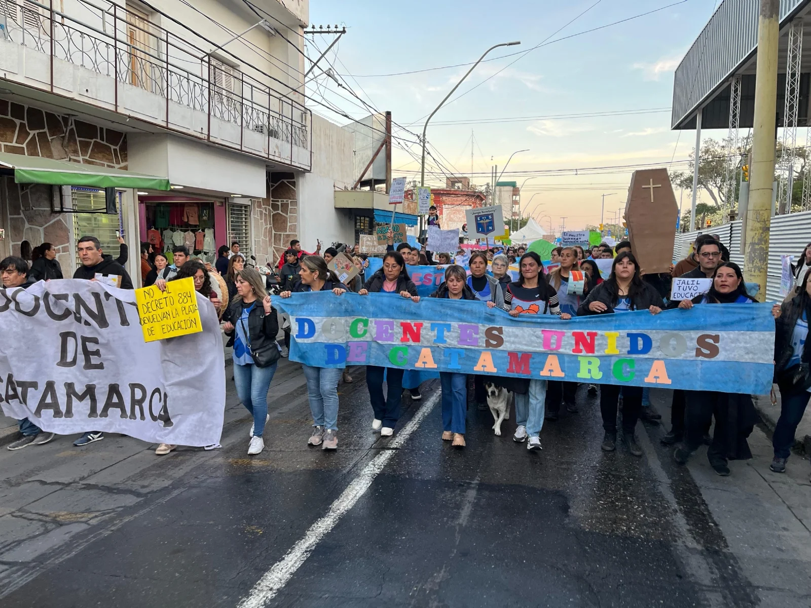 MASIVA MARCHA DE DOCENTES AUTOCONVOCADOS